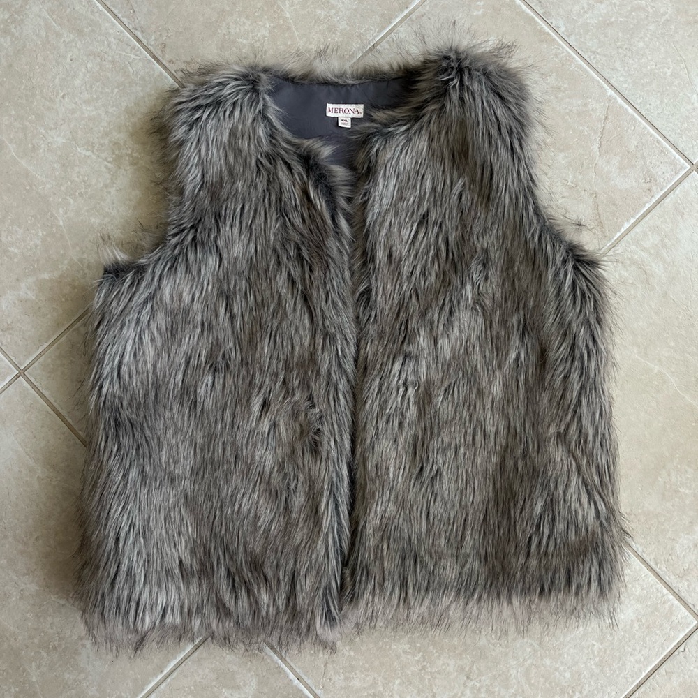 Merona 💌 Soft grey faux fur vest